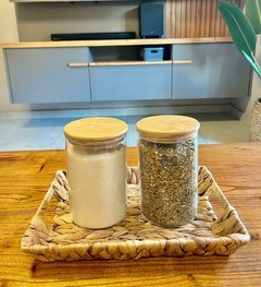 Frasco de vidrio con tapa de madera