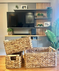 Canasto rectangular fibras naturales con manijas de madera