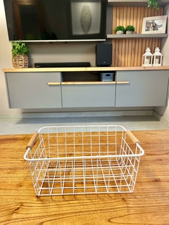 Canasto metálico con manijas de madera - comprar online