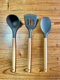 Utensillo de silicona con mango de bamboo