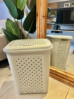 Canasto de plastico para ropa/ juguetes