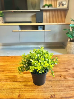 Plantita artificial con maceta de plástico