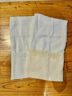 Toalla de mano con puntilla