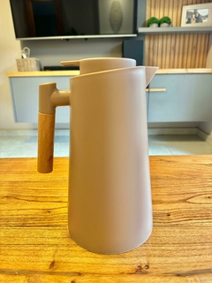 Jarra Termo 1L con mango de madera en internet