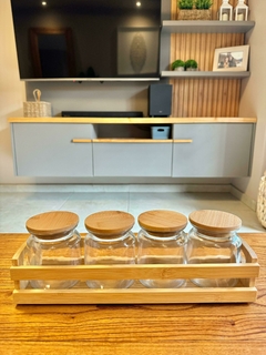 Set x4 frascos de vidrio con tapa de madera en rack