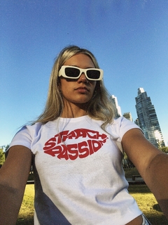 Modelo posando la BabyTee Strach.