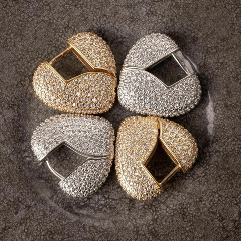 Brinco argola cravejada coração