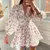 Elegante vestido curto feminino, decote em v estampado, borda rendada, férias d