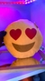 Emoji de pelucia apaixonado