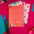 Caderno DAC Smart Mini Hello com capa de morango e folhas reposicionáveis.