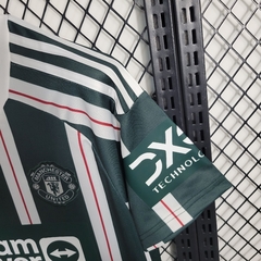 MANCHESTER UNITED PRETO LISTRA BRANCA 23-24 na internet