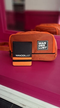 BILLETERA WANDERLUST CON ELÁSTICO - Hi! 