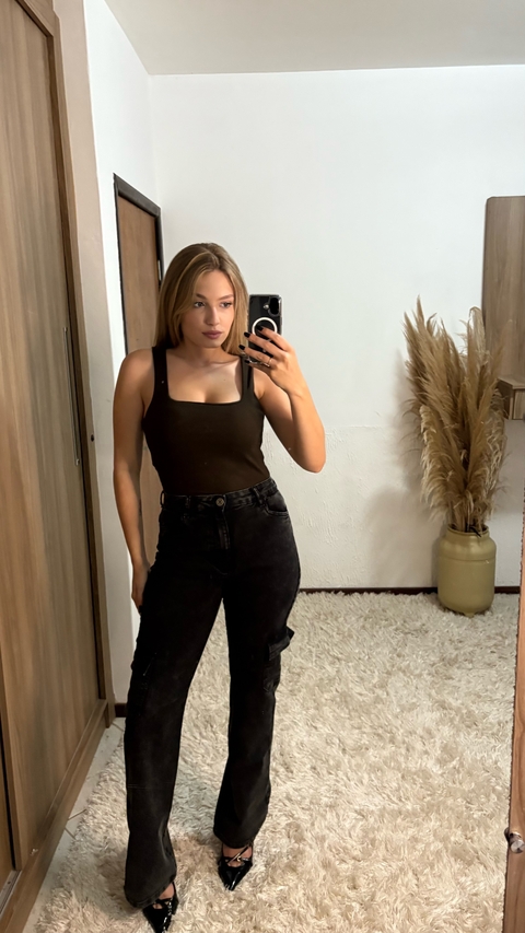 Calça Lari - Cargo Preta com Modelagem Moderna
