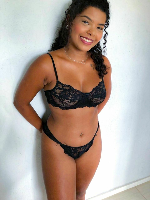 Conjunto de Lingerie Tamy- Preto, todo em Renda Chantily .