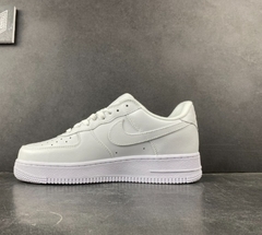 Nike Air Force 1 Low Supreme White na internet