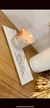 Vela iluminando caminhos com embalagem kraft