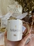 kit Canecas Golden no mdf Branco com pote de biscoito e cappuccino.