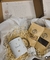 Combo kit individual com Caneca Golden mais sachê de biscoito com café - comprar online
