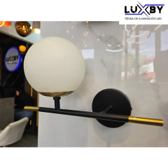 Arbotante LED Moderno Negro con Dorado y Esfera de Cristal Opalino E26 en internet