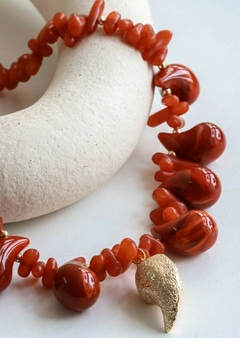 COLAR EM PEDRAS COM PINGENTE DE GOTA FOSCA - comprar online