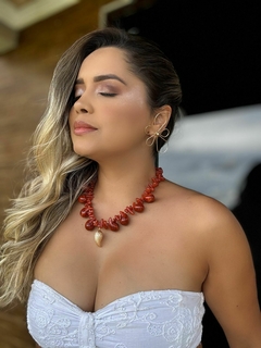 COLAR EM PEDRAS COM PINGENTE DE GOTA FOSCA na internet