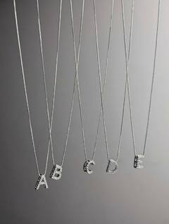 COLAR COM LETRA INICIAL DO NOME CRAVEJADO