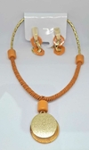 Conjunto brinco e colar artesanal laranja com medalha Pai-Nosso