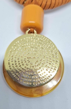 Conjunto brinco e colar artesanal laranja com medalha Pai-Nosso - comprar online