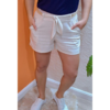 Shorts de linho com cinto de palha
