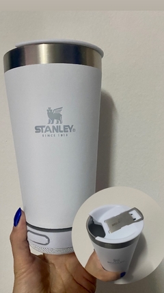 Vaso térmico Stanley con destapador y parlante bluetooth