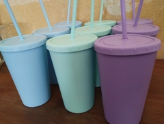 vasos de colores pasteles lisos