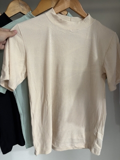 T-SHIRT CANELADA GOLA ALTA - loja online