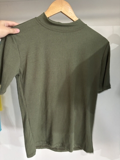 T-SHIRT CANELADA GOLA ALTA - loja online