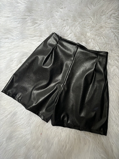 SHORT PREGAS COURO ECOLÓGICO - comprar online