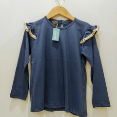 Remera azul con volados