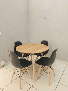 Conjunto Eames Eiffel com 4 Cadeiras - Mesa Amadeirada Redonda - comprar online