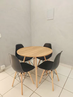 Conjunto Eames Eiffel com 4 Cadeiras - Mesa Amadeirada Redonda - comprar online