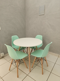 Conjunto Eames Eiffel com 4 Cadeiras - Mesa Redonda Branca - comprar online