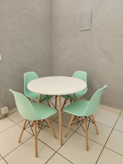 Conjunto Eames Eiffel com 4 Cadeiras - Mesa Redonda Branca - comprar online