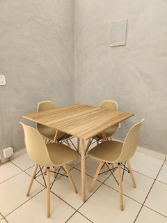 Conjunto Eames Eiffel com 4 Cadeiras - Mesa Quadrada Amadeirada - comprar online
