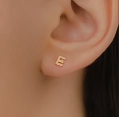 Brinco Letra Lisa E no Dourado