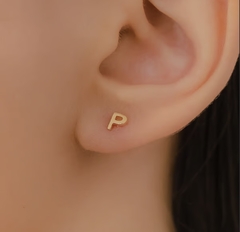 Brinco Letra Lisa P no Dourado