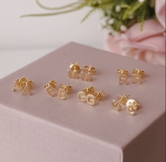 Brinco Letra Lisa M no Dourado - comprar online