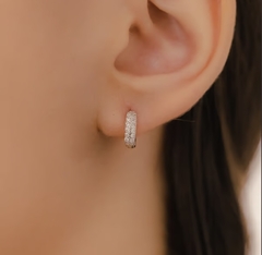 Brinco Argolinha P Cravejada com Microzirconias no Ródio Branco com Cristal