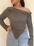 Top asimétrico gris