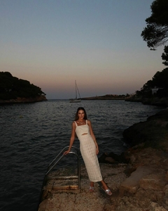 VESTIDO MIDI COM ALCAS E FENDA