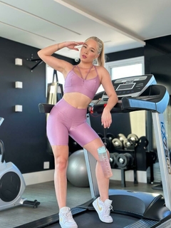 Shorts Mary Meia Coxa lilás na internet