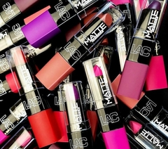 LABIAL MATTE EN BARRA LA COLORS
