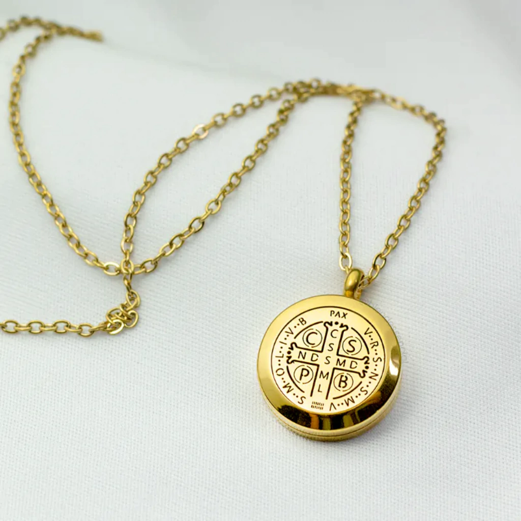 Colar Difusor Cruz de São Bento Dourado 20mm