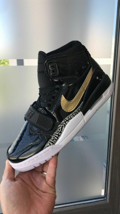 jordan legacy negro con dorado